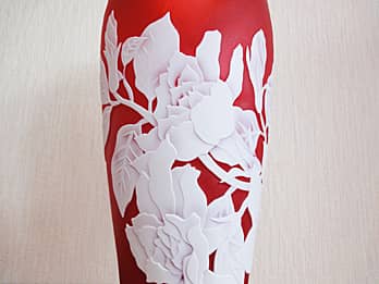 壺型の花瓶側面に彫刻した「くちなしの花」の画像
