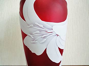 花瓶の側面に彫刻した「ゆりの花」の画像