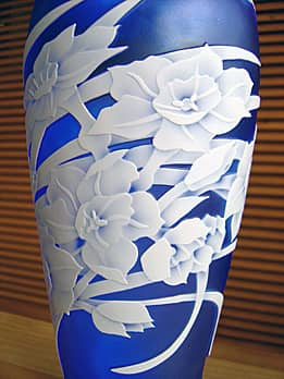 花瓶の側面に彫刻した「水仙の花」のクローズアップ画像