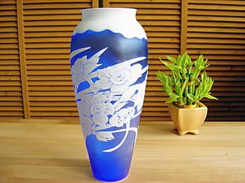 水仙を側面に彫刻した、壺型の色被せガラス花瓶