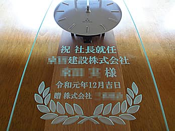 就任・昇進・栄転のお祝いの贈り物や記念品として、名入れができる電波式の振り子時計