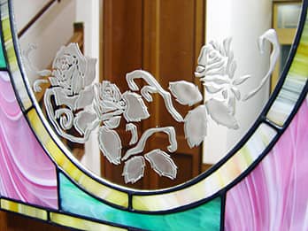 鏡に彫刻したバラの花