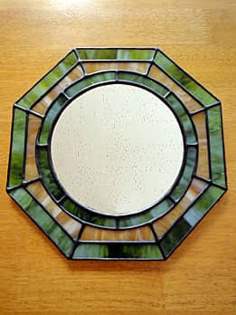 ステンドグラスを組み合わせた八角形の鏡