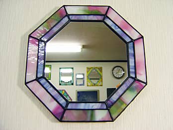 八角形のステンドグラス製インテリアミラー ピンク/パープル