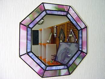 名入れができる八角形のステンドグラスミラー ピンク/パープル