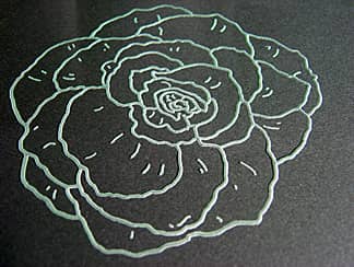 ガラス板に彫刻したバラの花