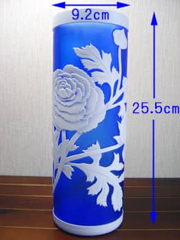 筒型の色被せガラス花瓶 ラナンキュラスの直径と高さのサイズ画像