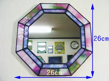 ステンドグラスの鏡 ピンク/パープル八角形の縦横サイズ画像