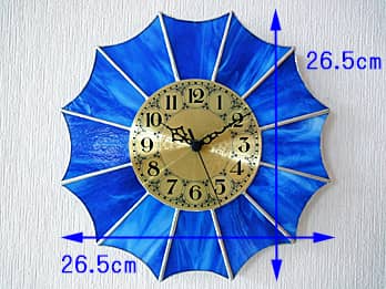 時計針の軸を中心にして、ステンドグラス部を少しだけ回して固定した場合のステンドグラス製掛け時計 ブルー12Pの縦横のサイズ画像