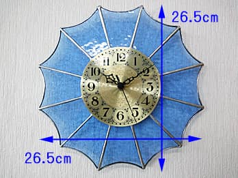 時計の針を取り付ける軸を中心にして、ステンドグラス部を少しだけ回して固定した場合のステンドグラス製の掛け時計 クリアブルー12Pの縦横のサイズ画像