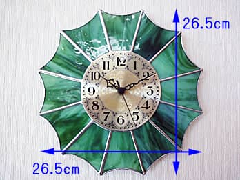 時計の針を取り付けてある軸を中心にして、ステンドグラス部を少しだけ回して固定した場合のステンドグラス時計 グリーン12Pの縦横のサイズ画像