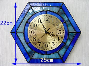 時計針の軸を中心にして、六角形のステンドグラス部を少しだけ回して固定した場合のステンドグラス製インテリアクロック ブルー（六角形）の縦横のサイズ画像