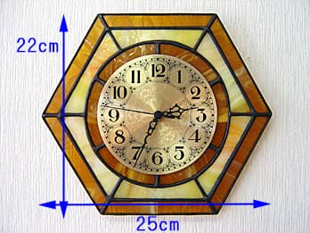 時計の針を取り付ける軸を中心にして、六角形のステンドグラス部を少しだけ回して固定した場合のステンドグラス製掛け時計 キャラメルイエロー（六角形）の縦横のサイズ画像