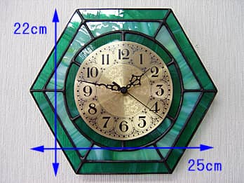 六角形のステンドグラス部を少しだけ回して固定した場合のステンドグラス時計 グリーン（六角形）の縦横のサイズ画像