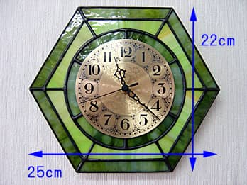 時計針を取り付ける軸を中心にして、六角形のステンドグラス部を少しだけ回して固定した場合のステンドグラス製掛け時計 リーフグリーン（六角形）の縦横のサイズ画像