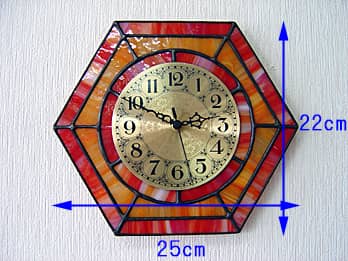 時計針の軸を中心にして、六角形のステンドグラス部を少しだけ回して固定した場合のステンドグラス製の掛け時計 オレンジ（六角形）の縦横のサイズ画像