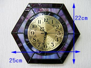 時計針の軸を中心にして、六角形のステンドグラス部を少しだけ回して固定した場合のステンドグラス製掛け時計 パープル（六角形）の縦横のサイズ画像