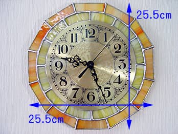 時計針の軸を中心にして、十二角形のステンドグラス部を少しだけ回して固定した場合のステンドグラス製の掛け時計 レモンイエローの縦横のサイズ画像