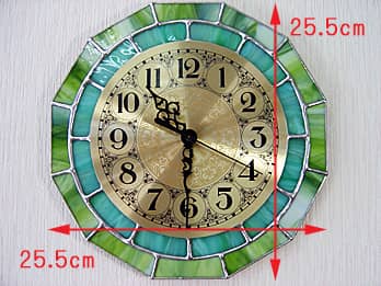時計針の軸を中心にして、十二角形のステンドグラス部を少しだけ回して固定した場合のステンドグラス時計 ミントグリーンの縦横のサイズ画像