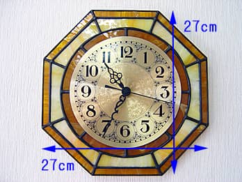時計の針を取り付ける軸を中心にして、八角形のステンドグラス部を少しだけ回して固定した場合のステンドグラス製の掛け時計 キャラメルイエロー（八角形）の縦横のサイズ画像