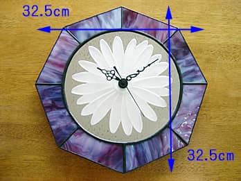 時計の針を取り付ける軸を中心にして、八角形のステンドグラス部を少しだけ回して固定した場合のステンドグラス時計 カモミール（八角形）の縦横のサイズ画像