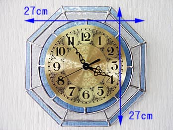 時計の針を取り付ける軸を中心にして、八角形のステンドグラス部を少しだけ回して固定した場合のステンドグラス製のインテリアクロック ブルー/クリア（八角形）の縦横のサイズ画像