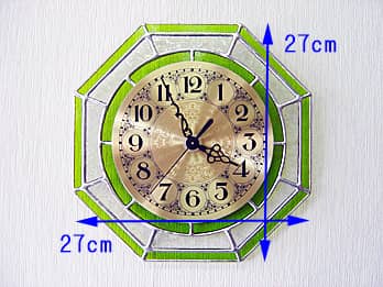 時計の針を取り付ける軸を中心にして、八角形のステンドグラス部を少しだけ回して固定した場合のステンドグラスのインテリアクロック グリーン/クリア（八角形）の縦横のサイズ画像