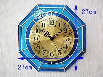 時計の針を取り付ける軸を中心にして、八角形のステンドグラス部を少しだけ回して固定した場合のステンドグラス時計 スカイブルー（八角形）の縦横のサイズ画像