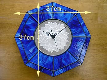 時計の針を取り付ける軸を中心にして、八角形のステンドグラス部を少しだけ回して固定した場合のステンドグラス時計 ダリア（八角形）の縦横のサイズ画像