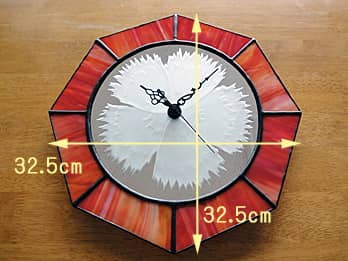時計の針を取り付ける軸を中心にして、八角形のステンドグラス部を少しだけ回して固定した場合のステンドグラス時計 ナデシコ（八角形）の縦横のサイズ画像