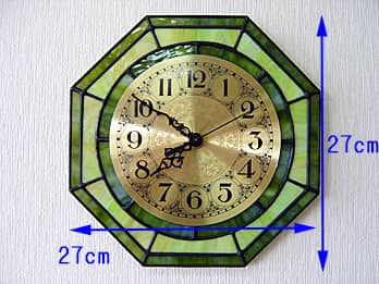時計針の軸を中心にして、八角形のステンドグラス部を少しだけ回して固定した場合のステンドグラスのインテリアクロック リーフグリーン（八角形）の縦横のサイズ画像