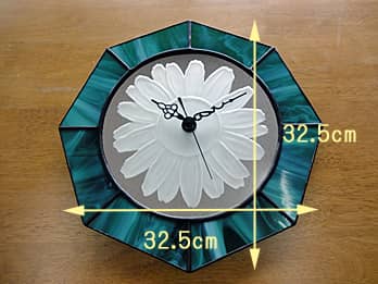 時計針の軸を中心にして、八角形のステンドグラス部を少しだけ回して固定した、ステンドグラス時計 マーガレット（八角形）の縦横のサイズ画像
