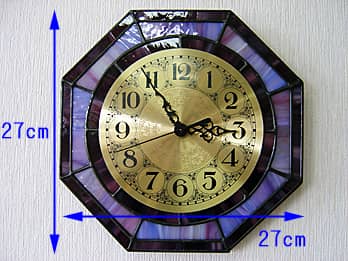 時計針の軸を中心にして、八角形のステンドグラス部を少しだけ回して固定した場合のステンドグラス製掛け時計 パープル（八角形）の縦横のサイズ画像