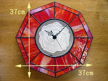 時計針の軸を中心にして、八角形のステンドグラス部を少しだけ回して固定した場合のステンドグラス時計 バラ（八角形）の縦横のサイズ画像
