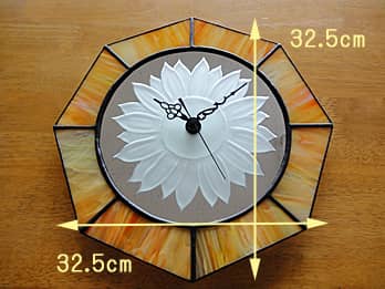 時計針の軸を中心にして、八角形のステンドグラス部を少しだけ回して固定した場合のステンドグラス時計 ひまわり（八角形）の縦横のサイズ画像
