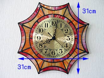 時計針の軸を中心にして、ステンドグラス部を少しだけ回して固定した場合のステンドグラス時計 オレンジの縦横のサイズ画像