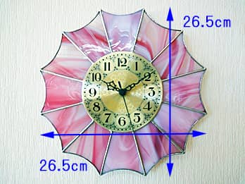 時計針の軸を中心にして、ステンドグラス部を少しだけ回して固定した場合のステンドグラス時計 ピンク12Pの縦横のサイズ画像