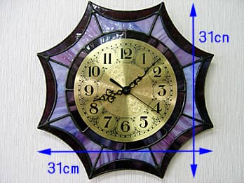 時計針の軸を中心にして、ステンドグラス部を少しだけ回して固定した場合のステンドグラス製の掛け時計 パープルの縦横のサイズ画像