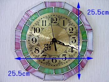 時計針の軸を中心にして、十二角形のステンドグラス部を少しだけ回して固定した場合のステンドグラス製インテリアクロック ローズピンクの縦横のサイズ画像