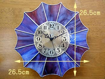 時計針の軸を中心にして、ステンドグラス部を少しだけ回して固定した、ステンドグラス製掛け時計 バイオレット12Pの縦横のサイズ画像