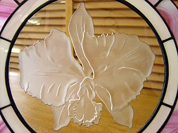 壁飾り中央のクリアガラス部に彫刻した「カトレアの花」のクローズアップ画像
