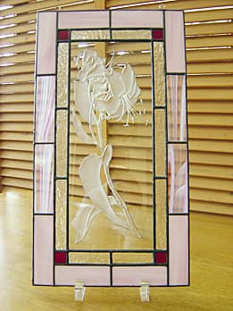 ユリの花を彫刻したエッチングガラスを、ステンドグラスで装飾した壁飾り