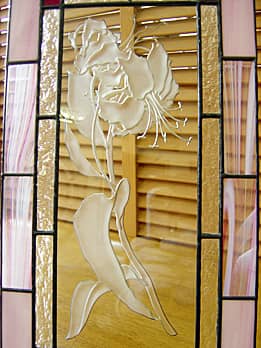 壁飾り中央のクリアガラス部に彫刻した「ユリの花」のクローズアップ画像
