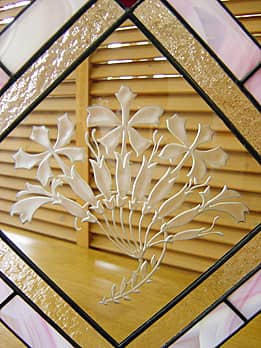 壁飾り中央のガラス部に彫刻した、「リクニスの花」のクローズアップ画像