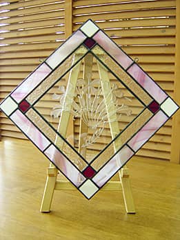 リクニスの花の彫刻を施したエッチングガラスと、ピンク色のステンドグラスを組み合わせた壁飾り