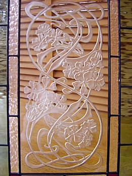 壁飾り中央のクリアガラス部全面に彫刻した「オキザリスの花」のクローズアップ画像