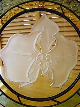 壁飾り中央のガラス部に彫刻した、「胡蝶蘭」のクローズアップ画像
