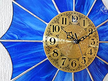 ステンドグラス製の掛け時計 ブルー12Pの文字盤と針のクローズアップ画像