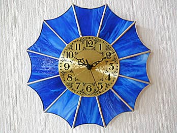 時計の針を取り付ける軸を中心にして、ステンドグラス部を少しだけ回して固定した場合のステンドグラス時計 ブルー12P