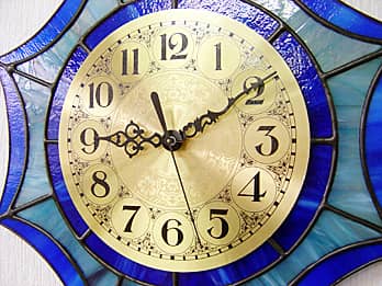 ステンドグラス製の掛け時計 ブルーの文字盤と針のクローズアップ画像